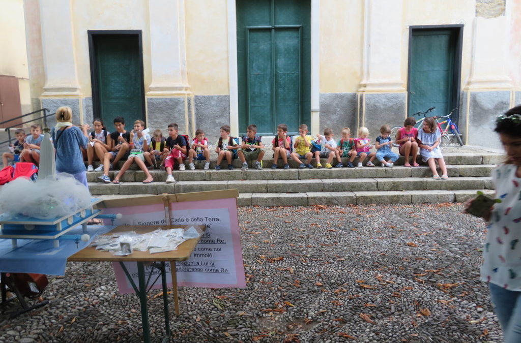 Inizia l’anno scolastico: benedizione degli zainetti e del materiale scolastico per i bambini di Villa Viani