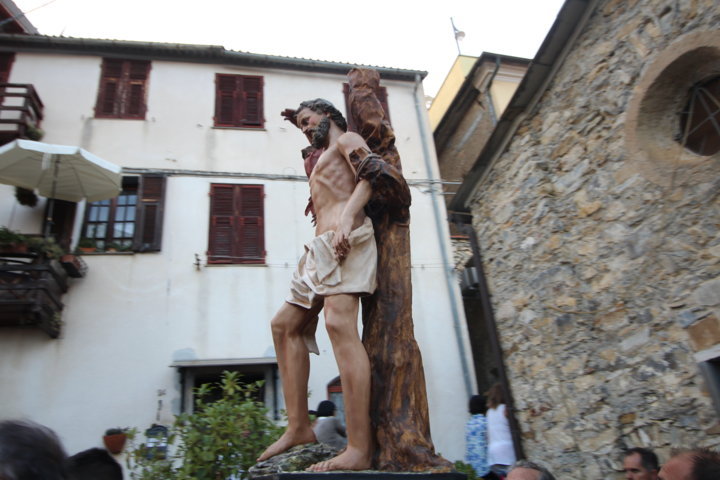 Borgo Barnati di Villa Viani in festa: San Bartolomeo portato a spalla per le vie del rione
