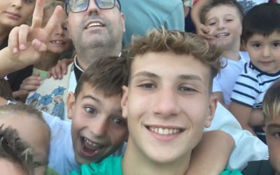 La “meglio gioventù”. La benedizione degli zainetti scolastici a Villa Viani. Anche il sindaco di Pontedassio invia il suo zainetto per un aiuto celeste…